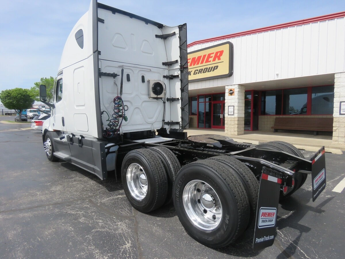 2023 Freightliner Cascadia - image 3