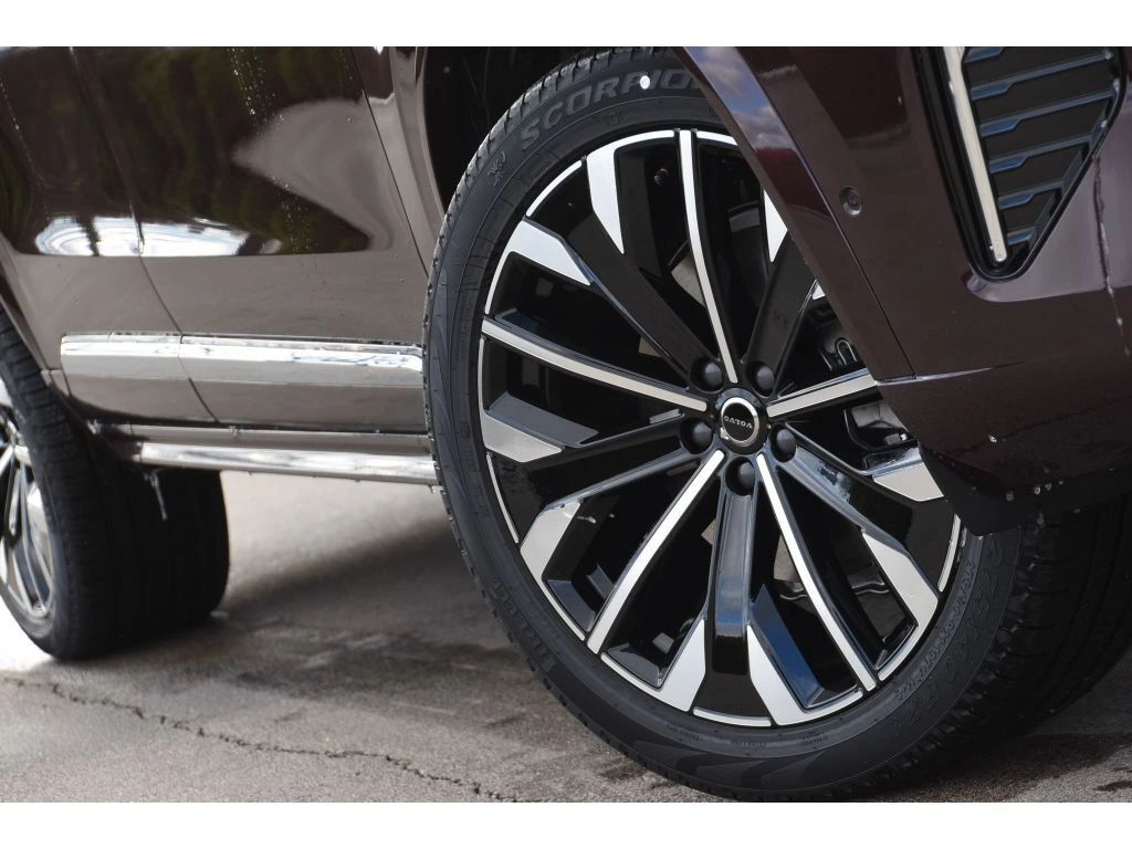 2026 Volvo - image 9