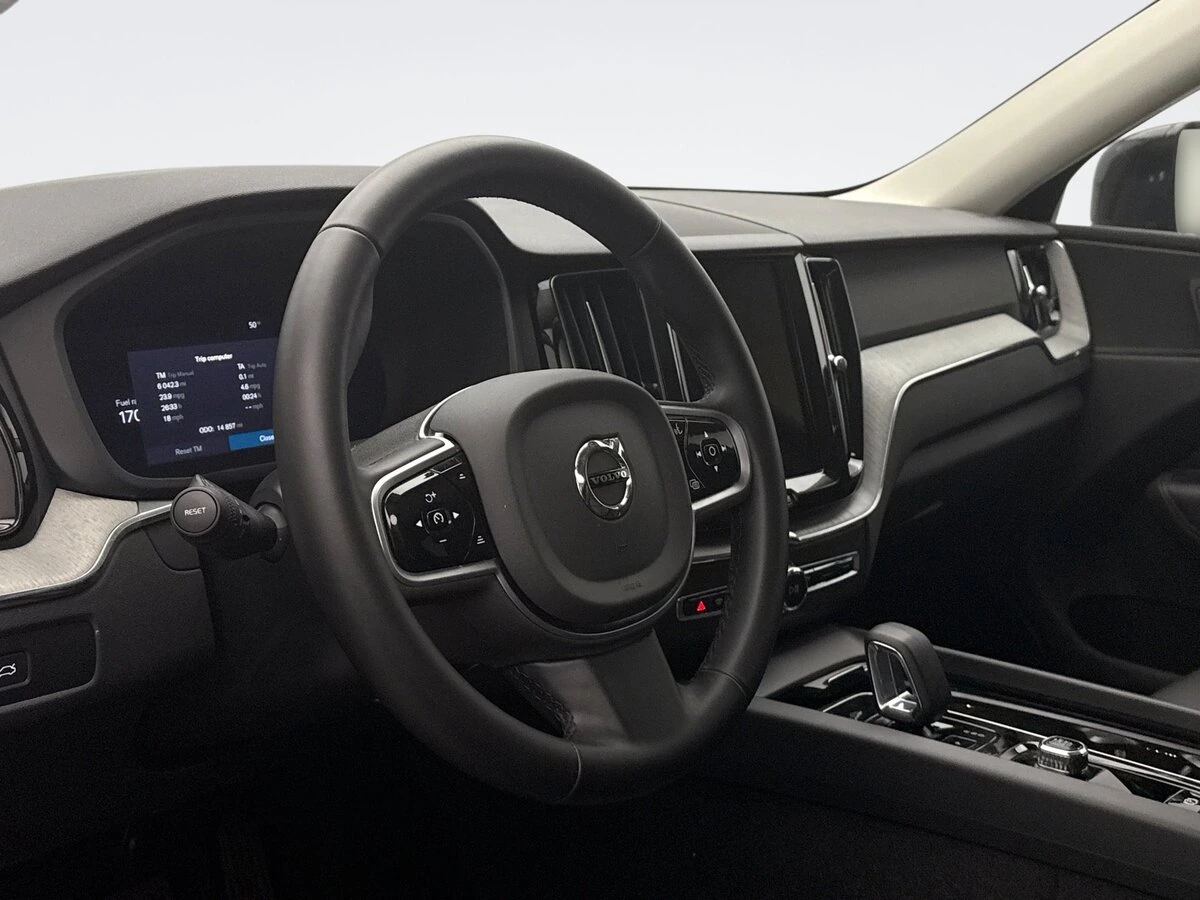 2025 Volvo - image 7