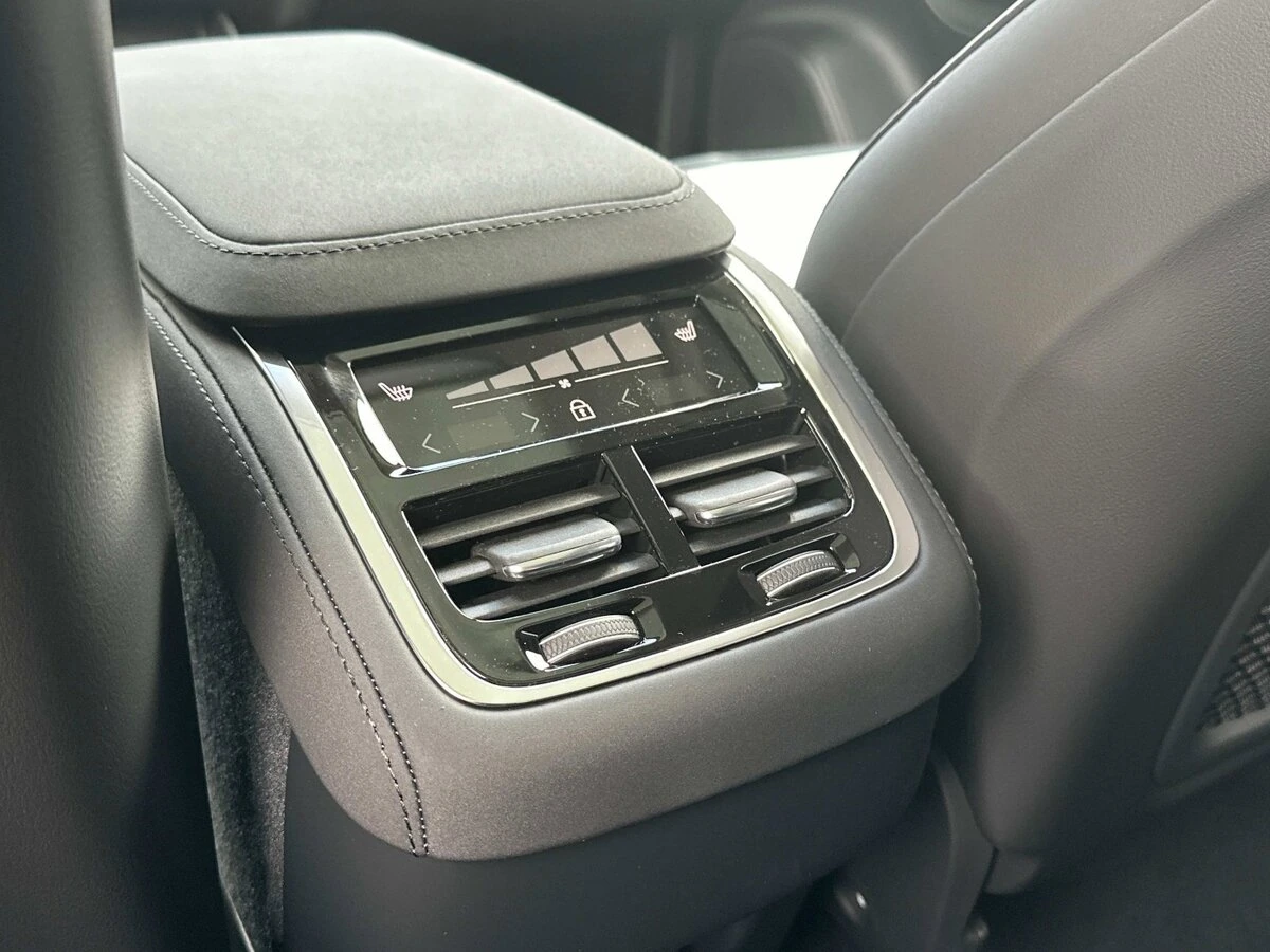 2026 Volvo - image 13