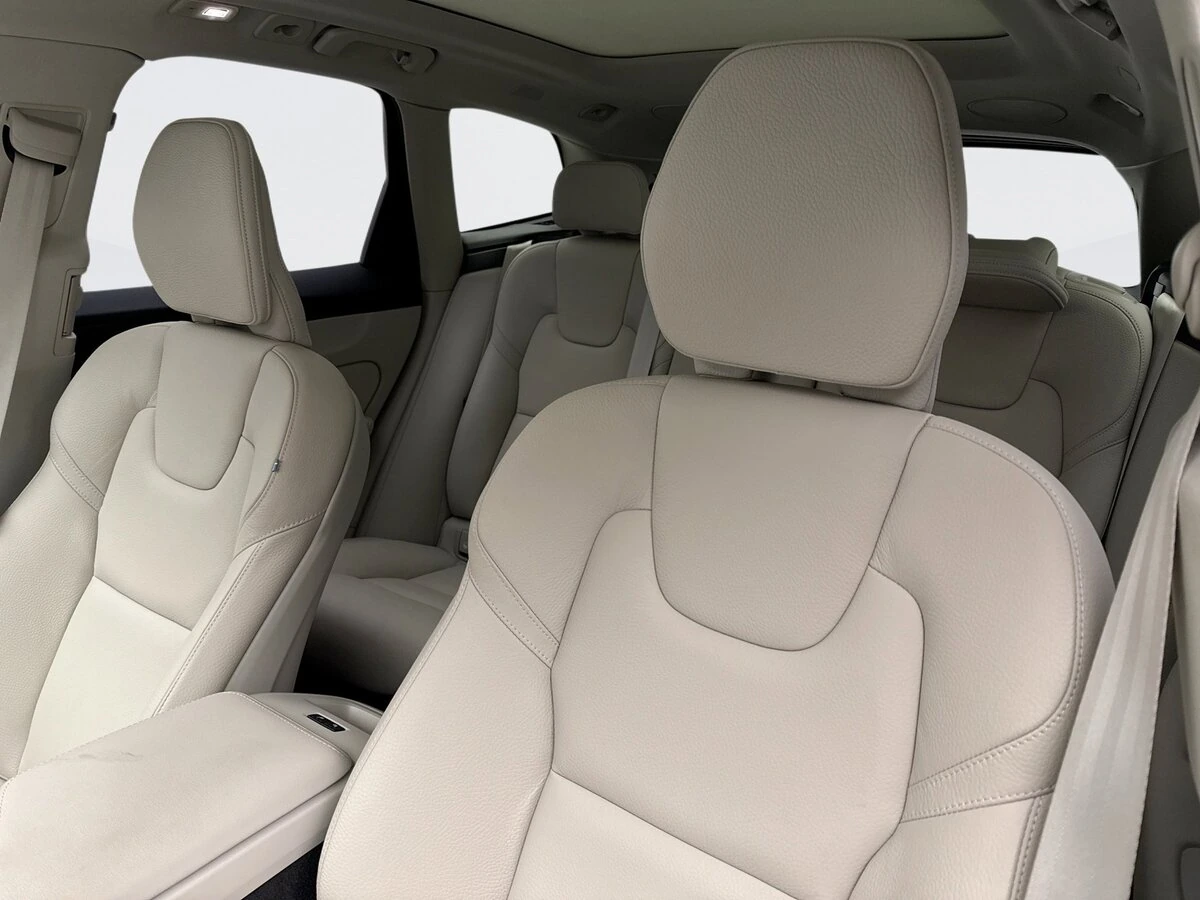 2025 Volvo - image 14