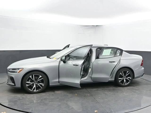 2025 Volvo - image 52