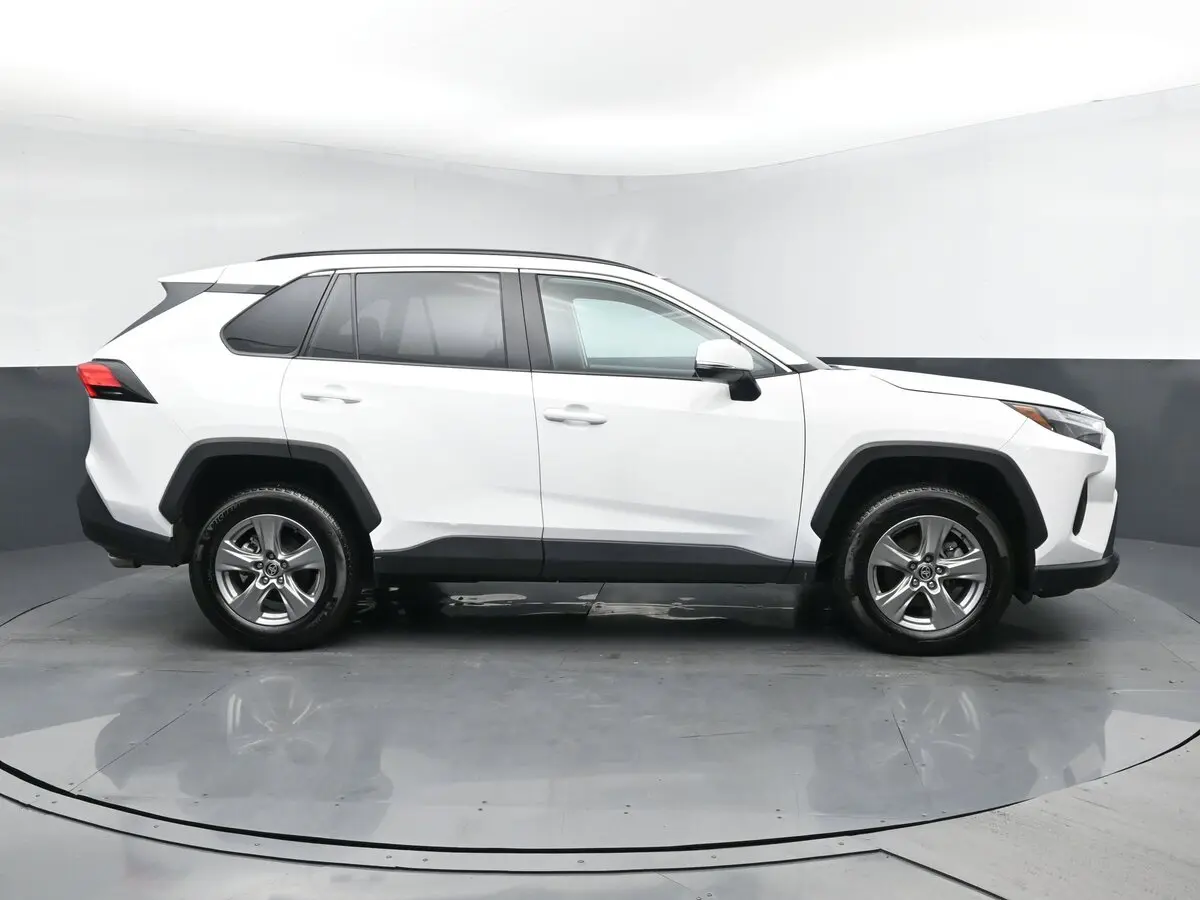 2024 Toyota RAV4 XLE photo 3