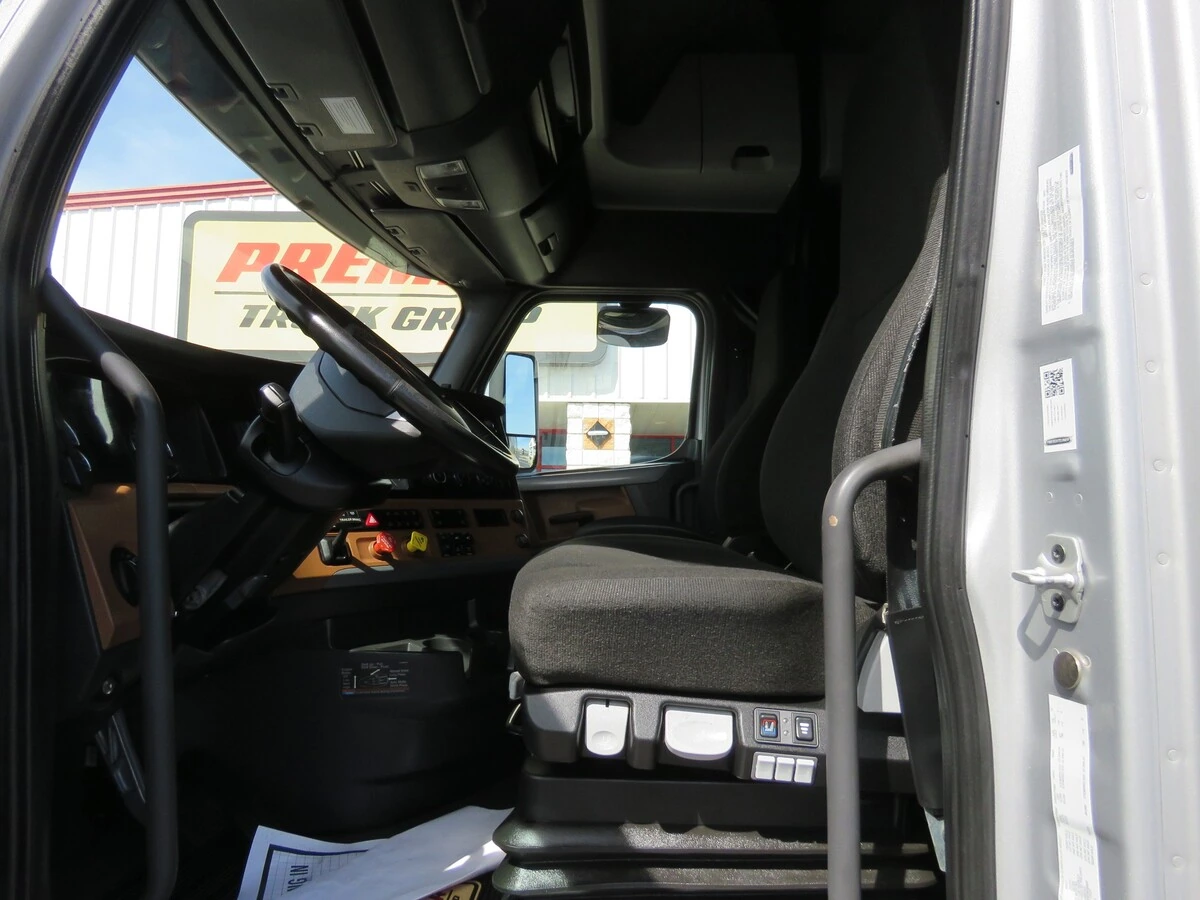 2022 Freightliner Cascadia - image 14