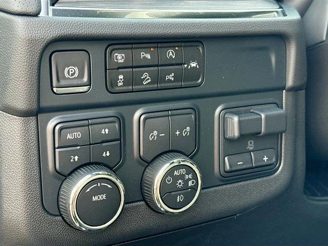 2025 Chevrolet Suburban Premier - Photo 13