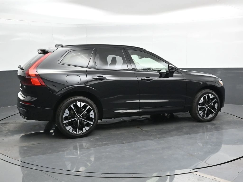 2026 Volvo - image 3