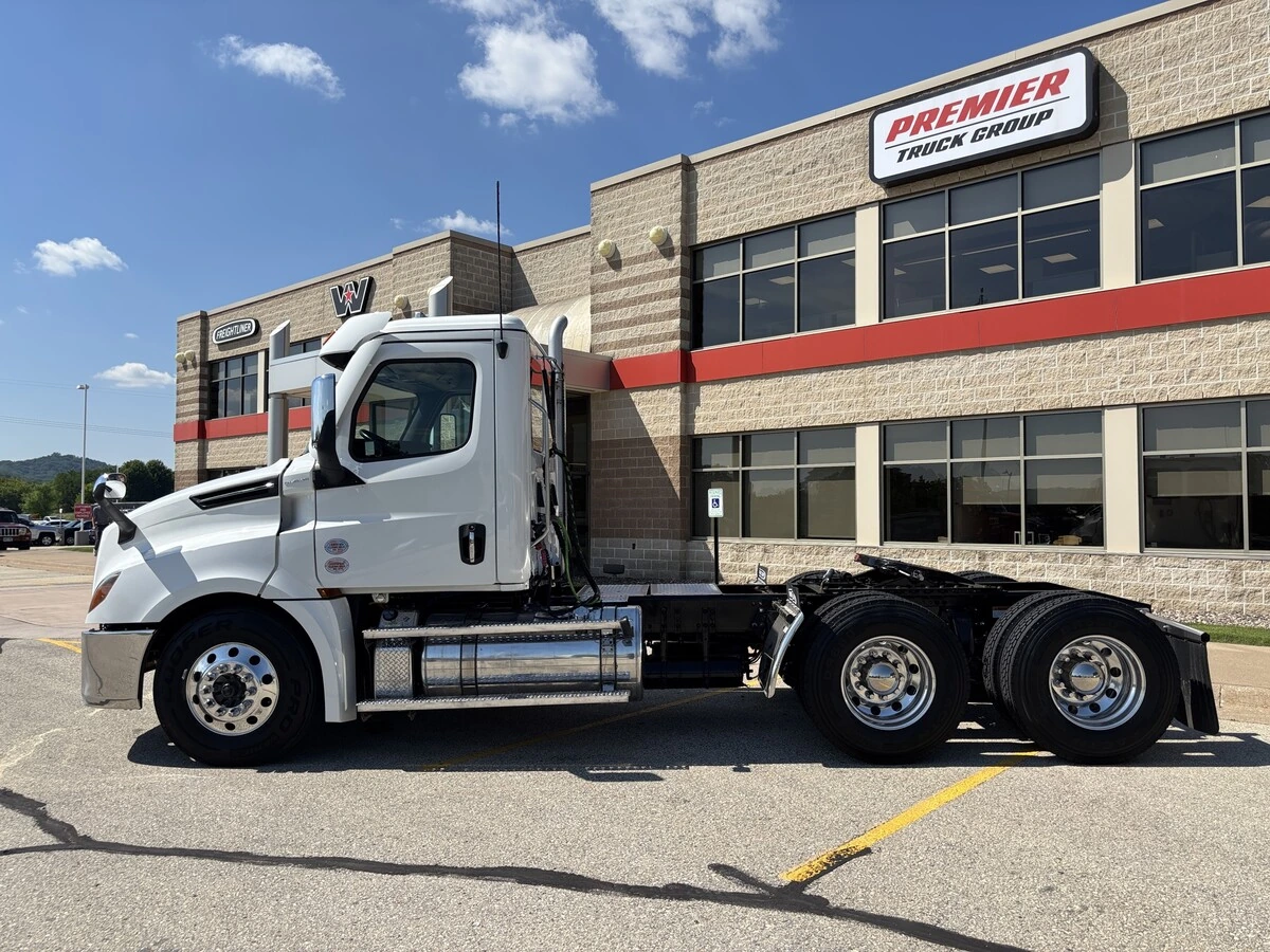 2025 Freightliner Cascadia — photo 8