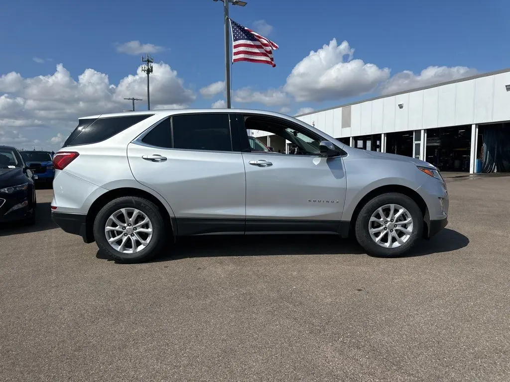 2020 Chevrolet Equinox LT photo 2