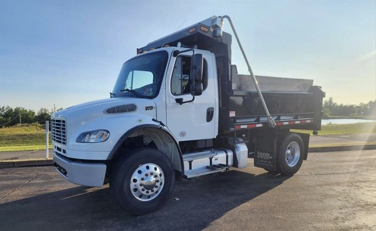 2019 Freightliner M2 106 - image 1