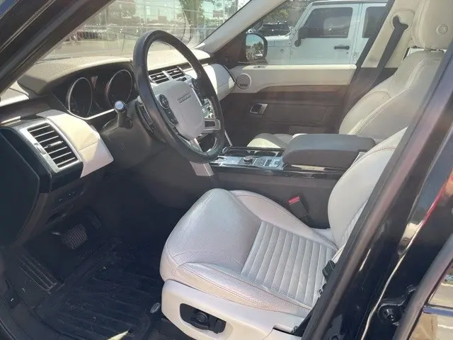 2017 Land Rover Discovery HSE photo 2
