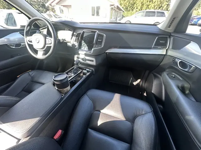 2018 Volvo XC90 T6 AWD Momentum photo 14