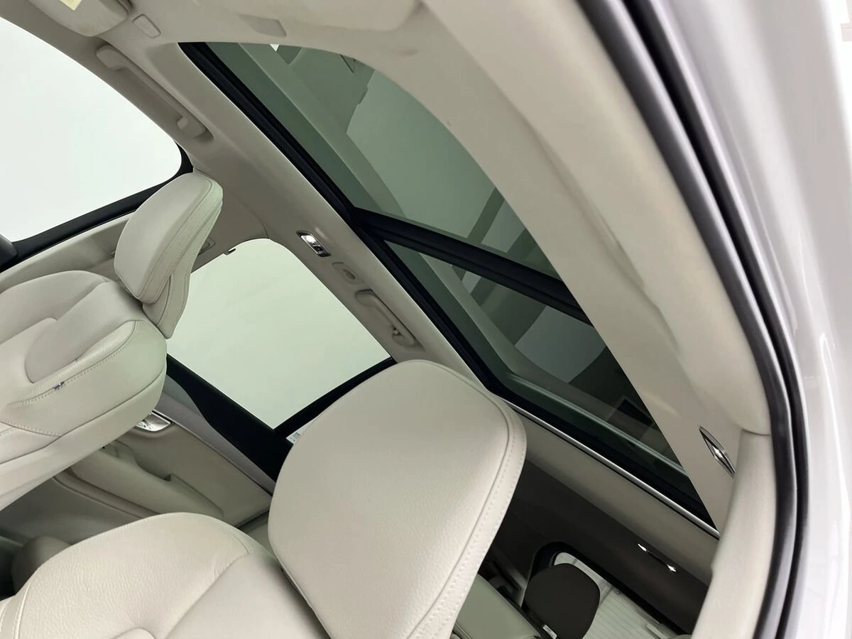 2022 Volvo - image 7