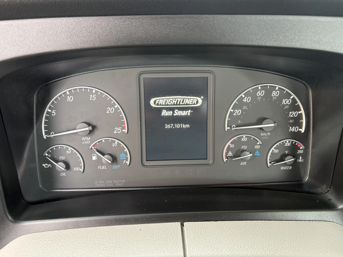 2021 Freightliner Cascadia - image 9