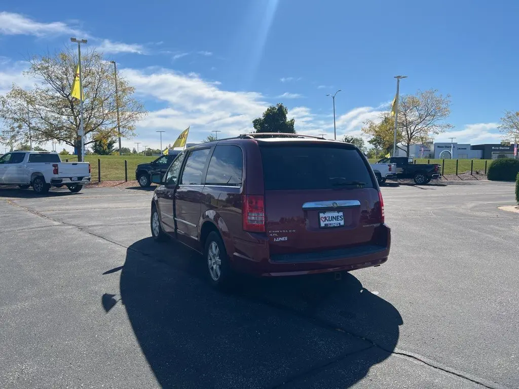 2010 Chrysler Town & Country Touring photo 4