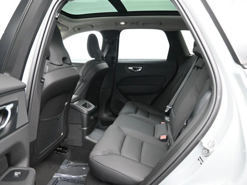 2026 Volvo - image 25