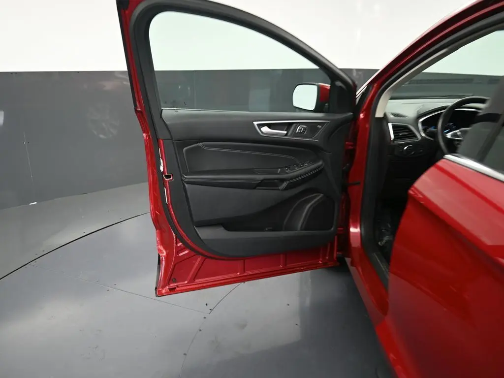 2021 Ford Edge Titanium photo 18