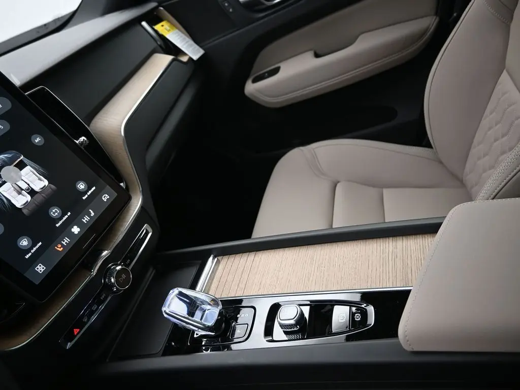 2026 Volvo - image 17