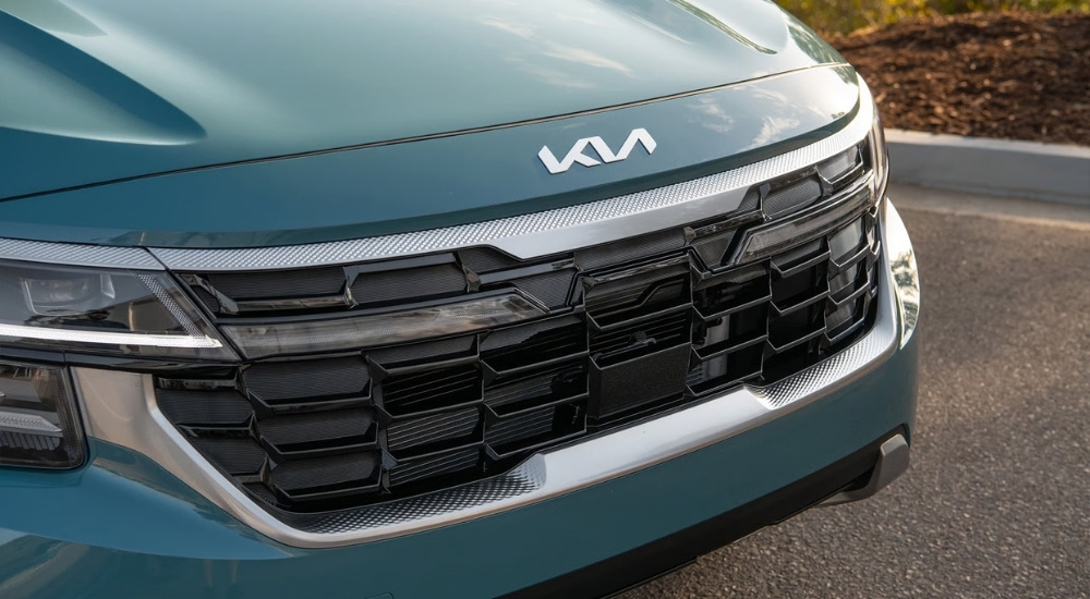 Grille on a blue 2026 Kia Seltos