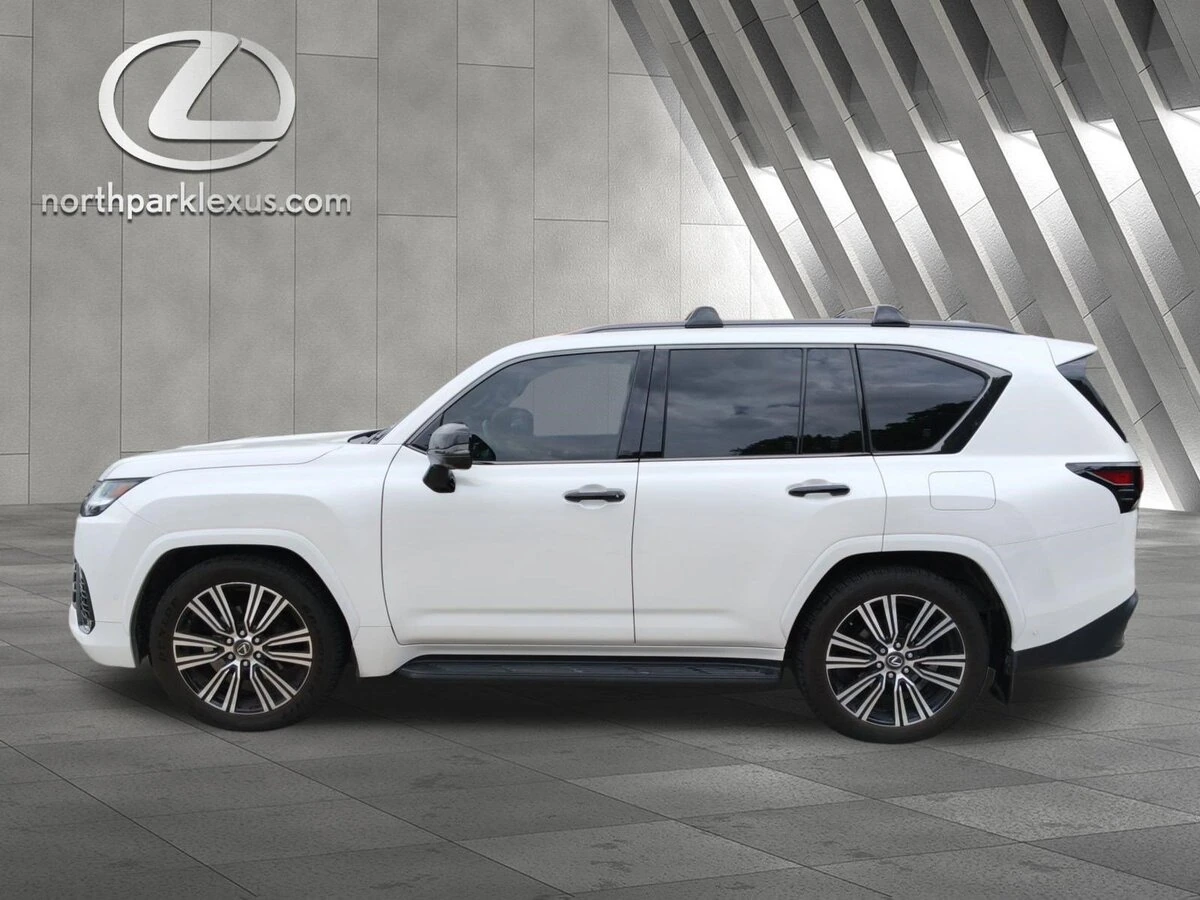 2025 Lexus LX 600 700h Luxury's photo