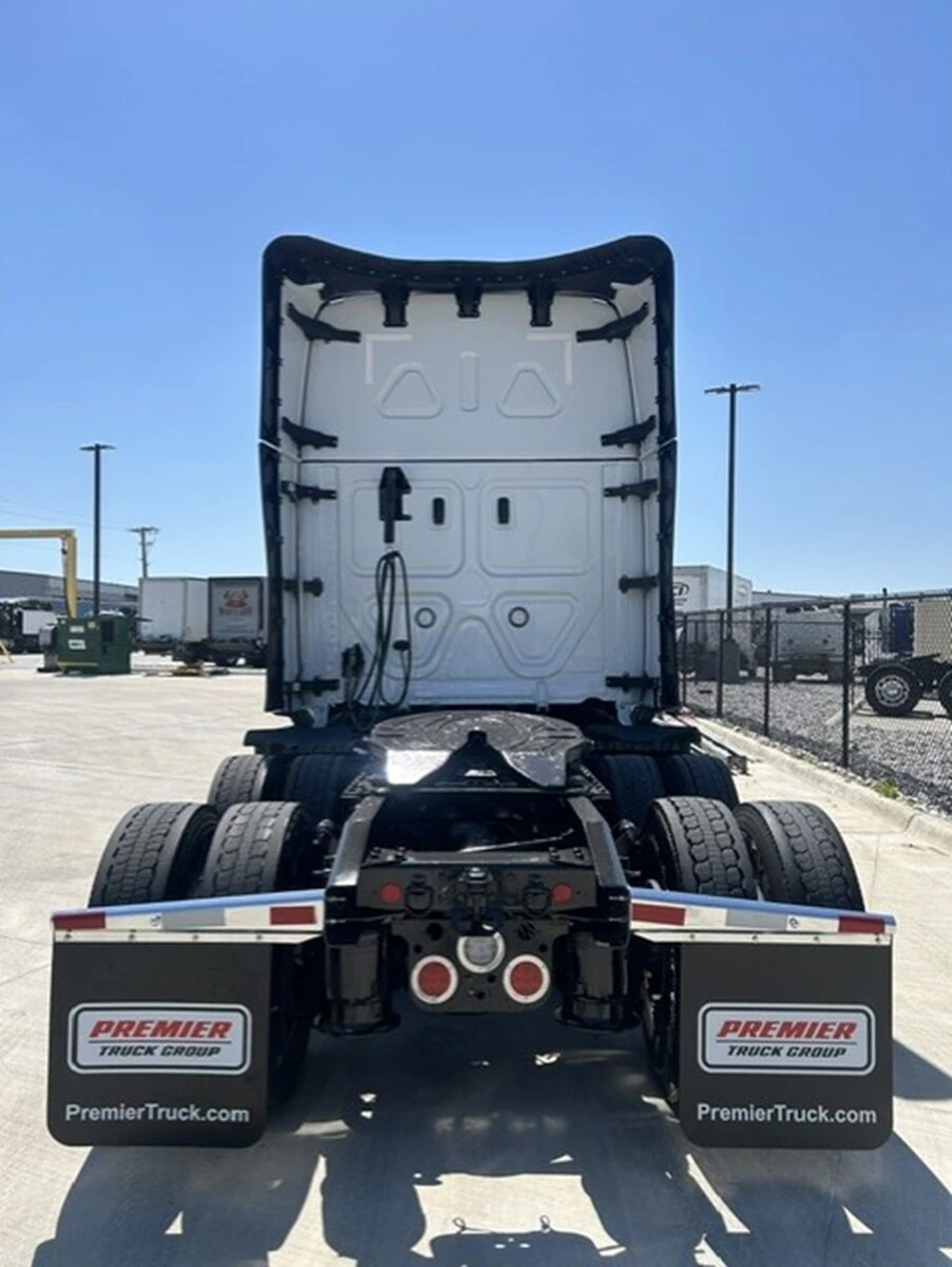 2025 Freightliner Cascadia — photo 4