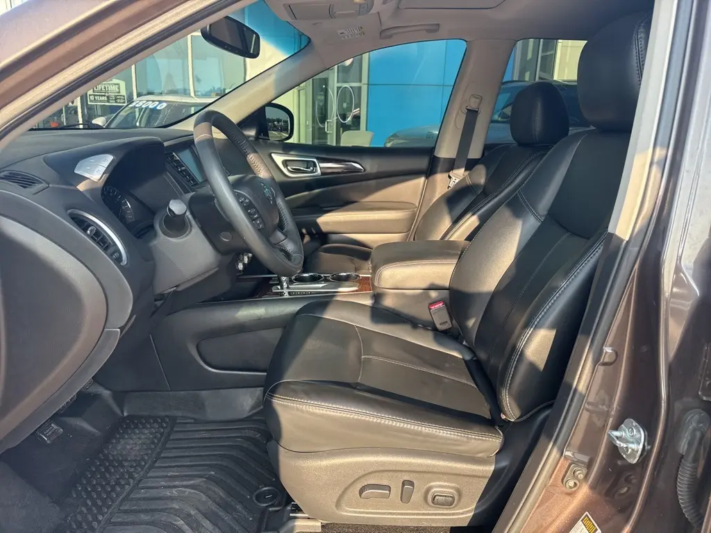 2016 Nissan Pathfinder SL photo 6