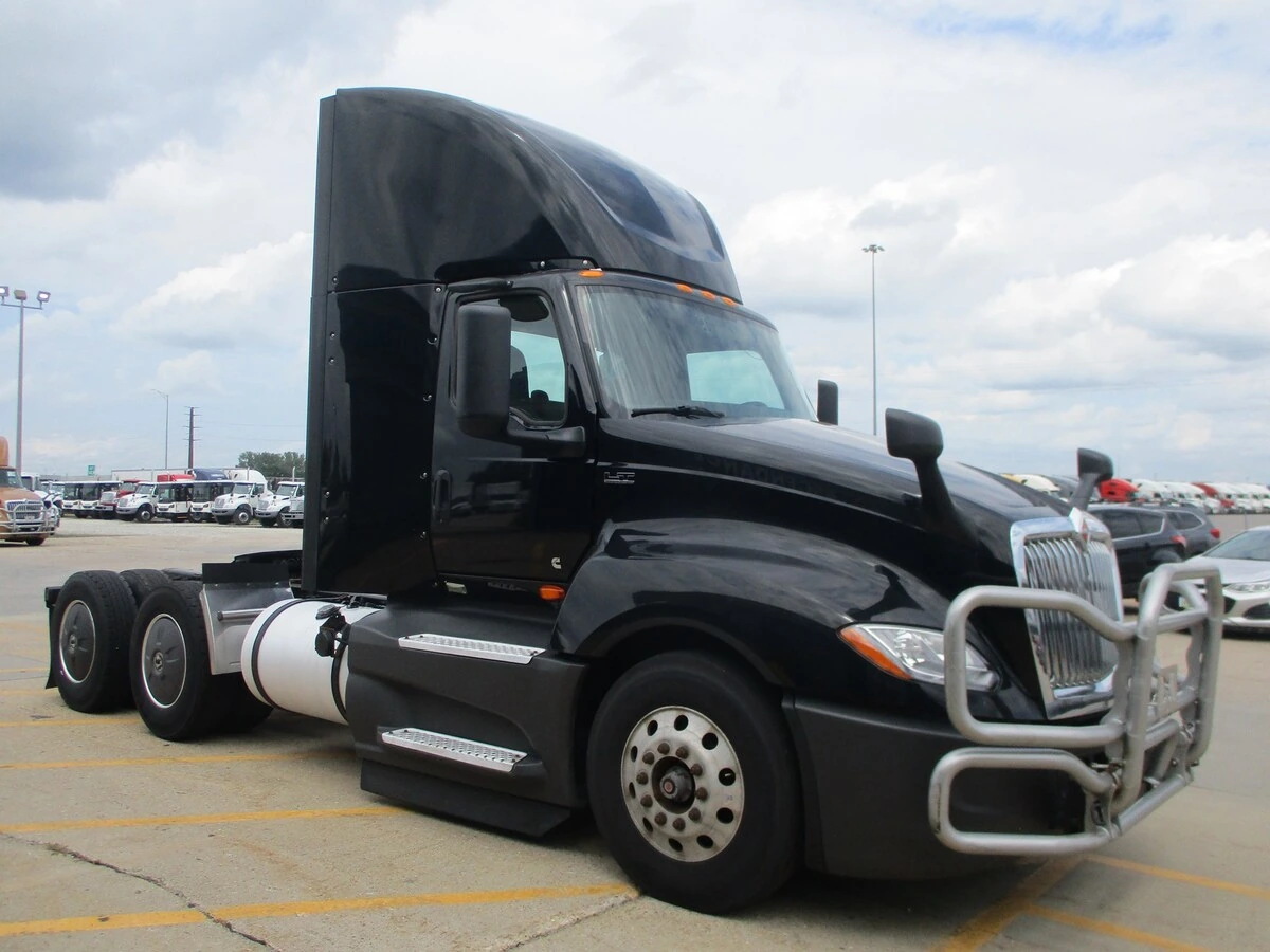 2022 International LT in Altoona, IA — photo 3