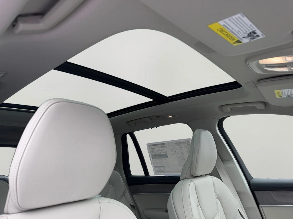 2026 Volvo - image 5