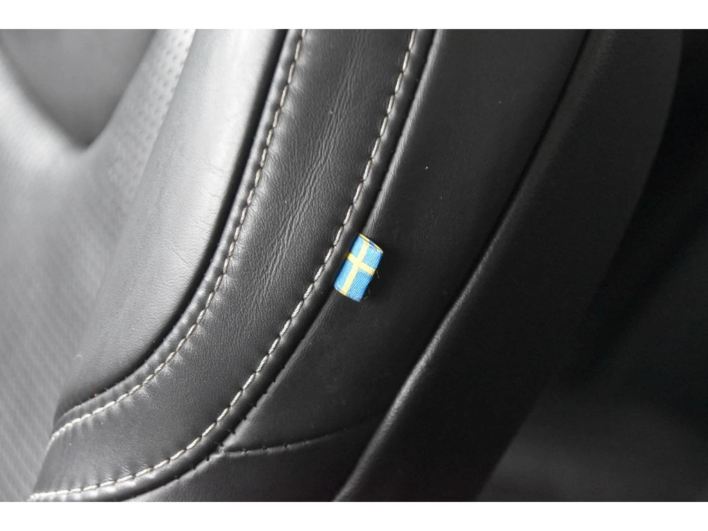 2022 Volvo - image 40