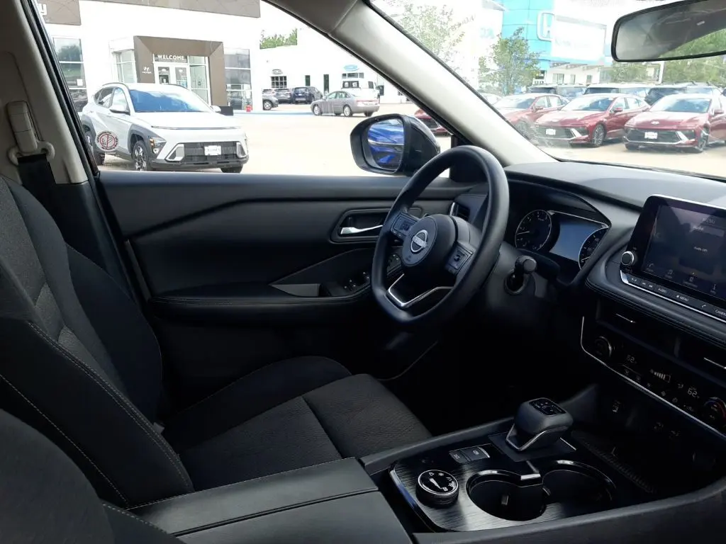 2024 Nissan Rogue SV photo 10