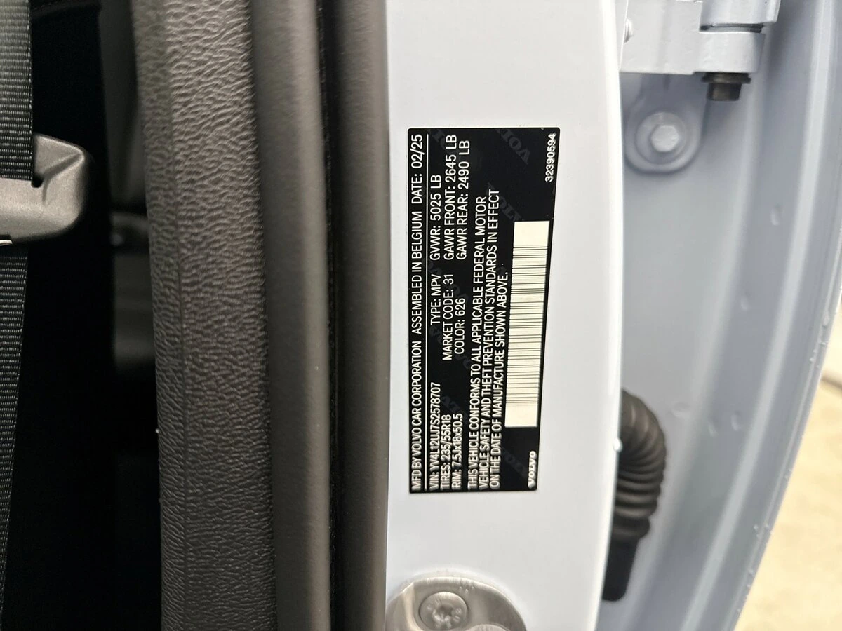 2025 Volvo - image 20