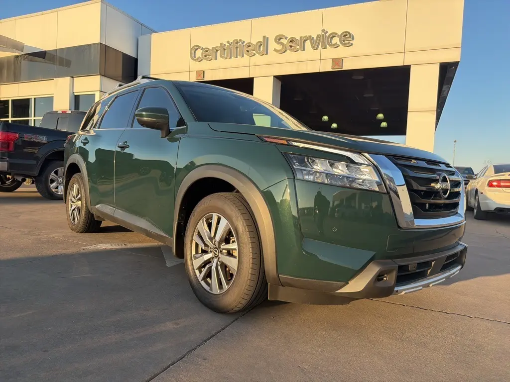 2023 Nissan Pathfinder SL's photo