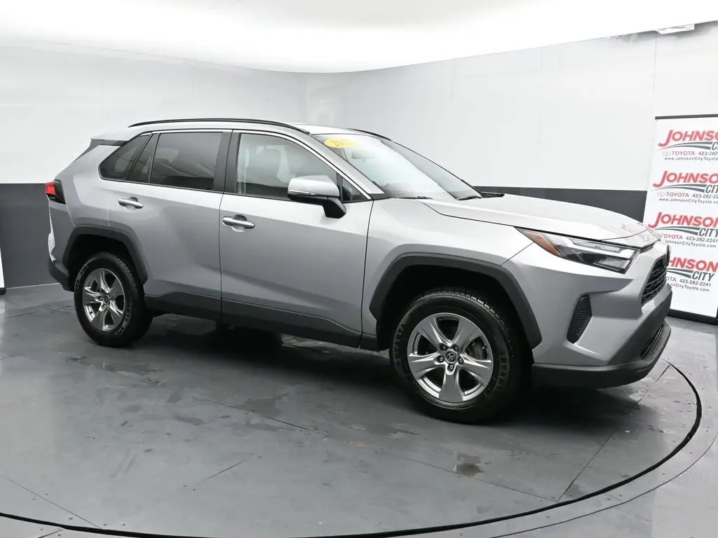 2022 Toyota RAV4 XLE photo 2
