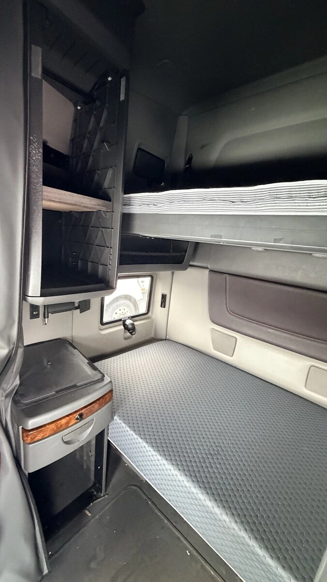 2022 International LT - image 8