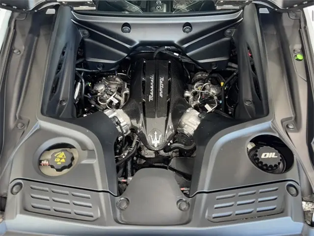 2022 Maserati MC20 Base photo 18
