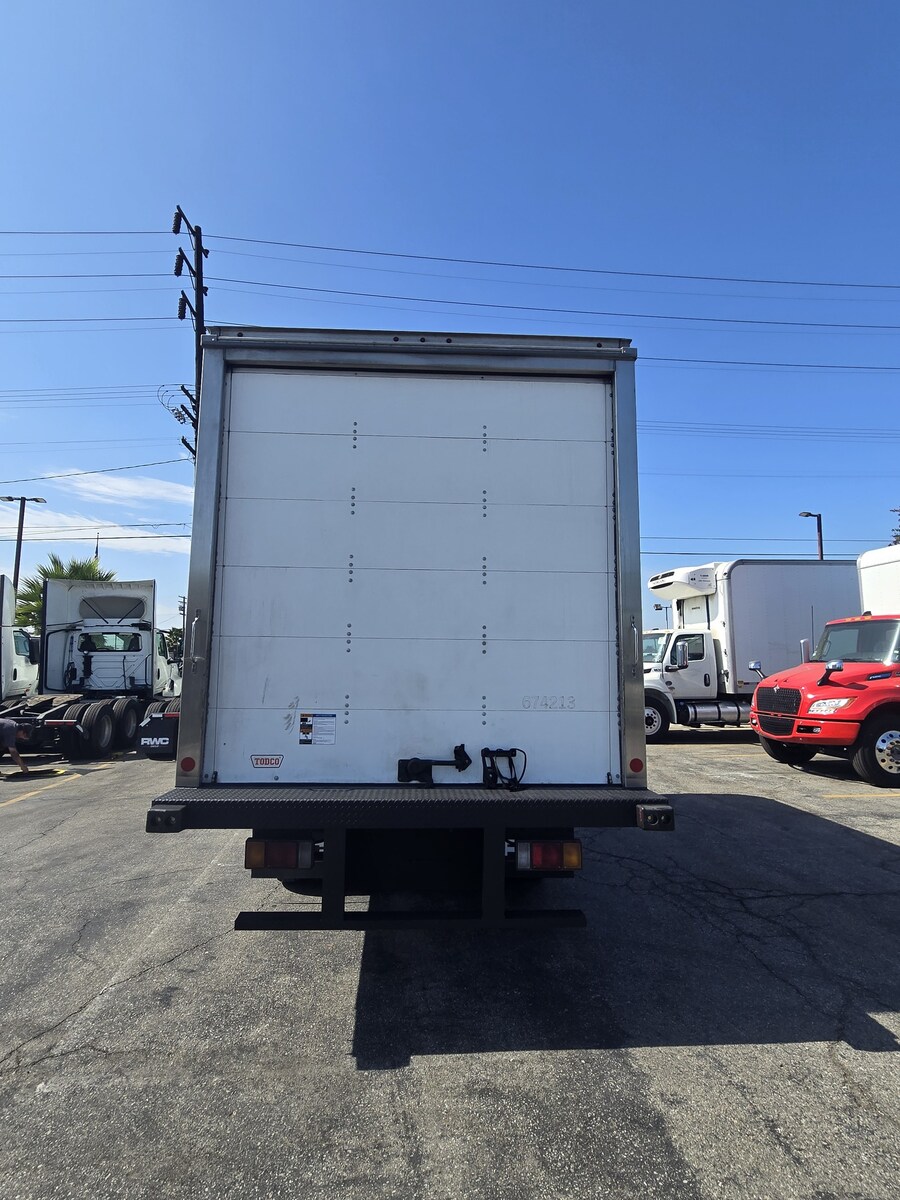 2022 Isuzu in CA — photo 5