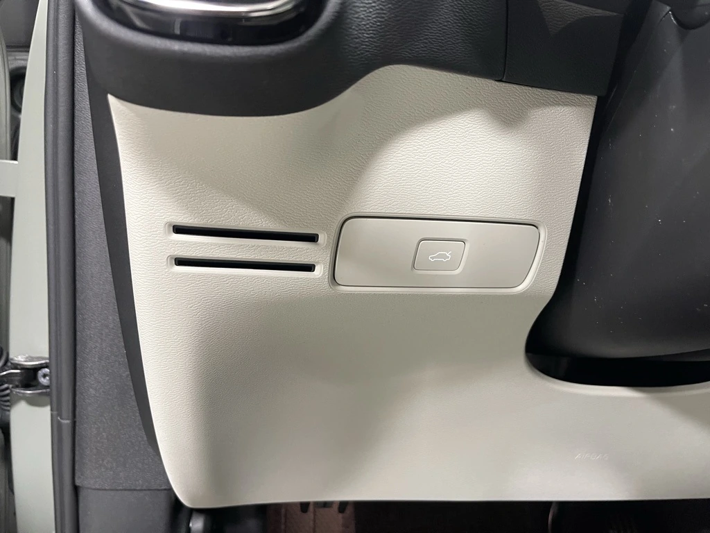 2025 Volvo - image 19