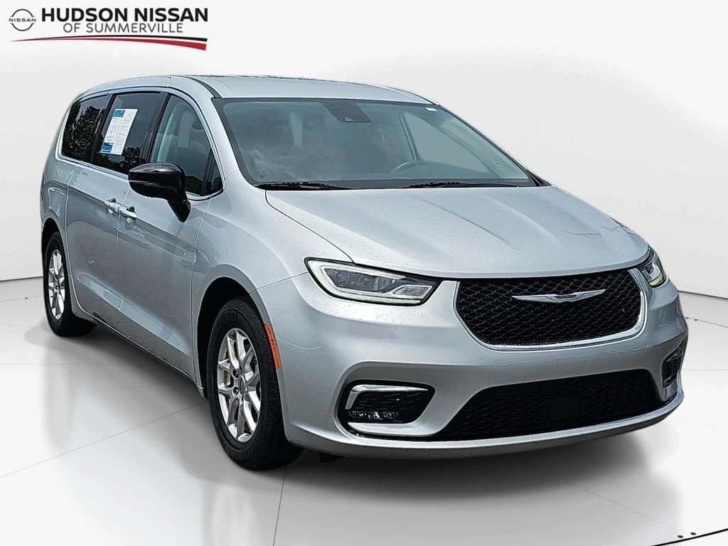 2024 Chrysler Pacifica Touring L's photo