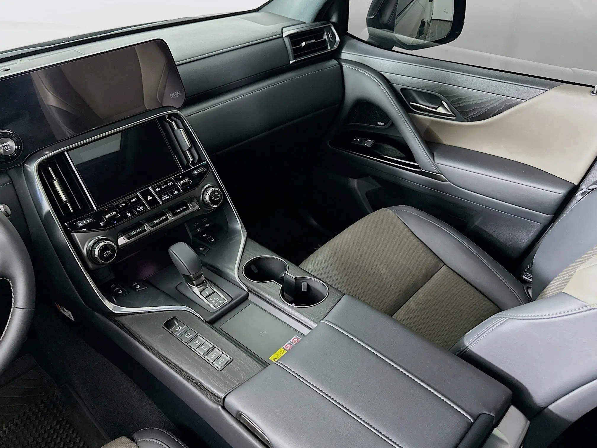 2025 Lexus LX photo 14