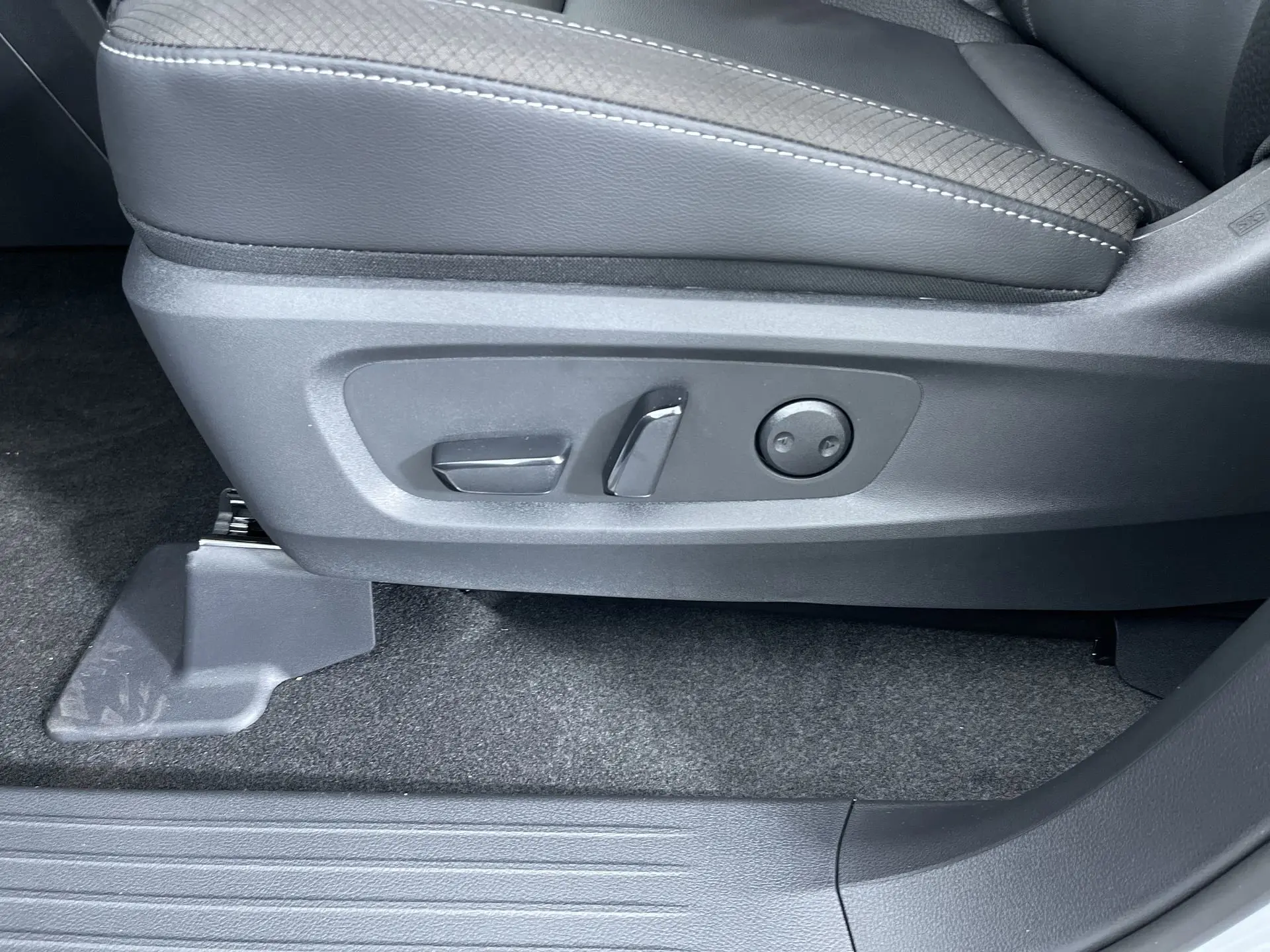 2025 Nissan Pathfinder SL photo 11