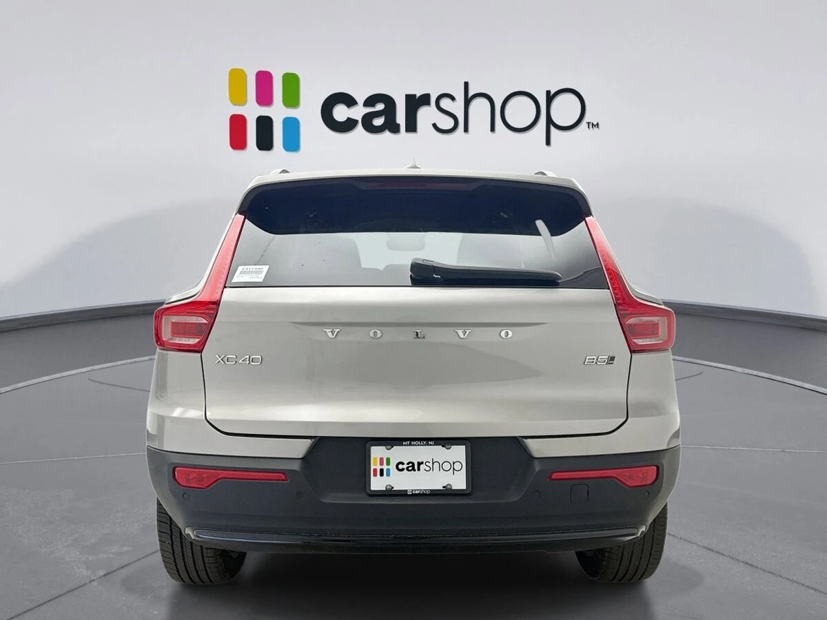 2025 Volvo - image 4