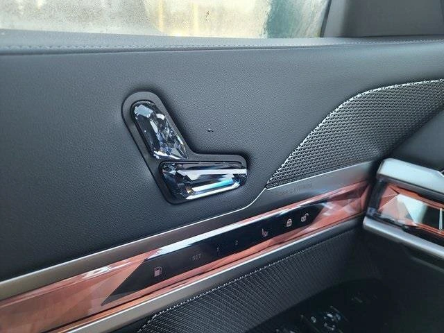 2026 BMW 7 Series 750e - Photo 28