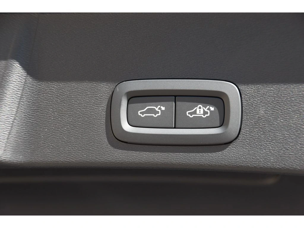 2026 Volvo - image 24