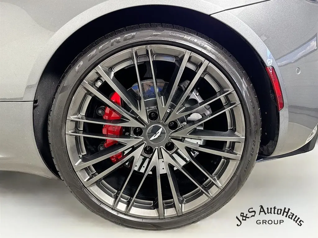 2021 Aston Martin DBS photo 31