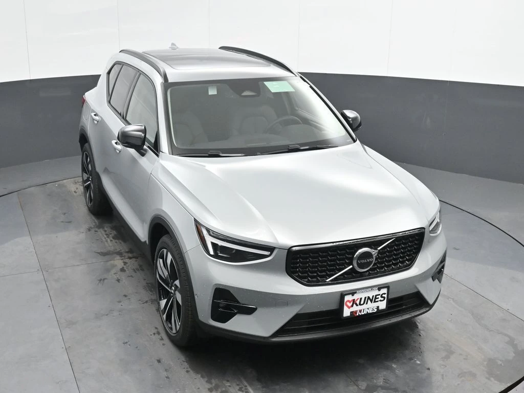 2025 Volvo - image 36