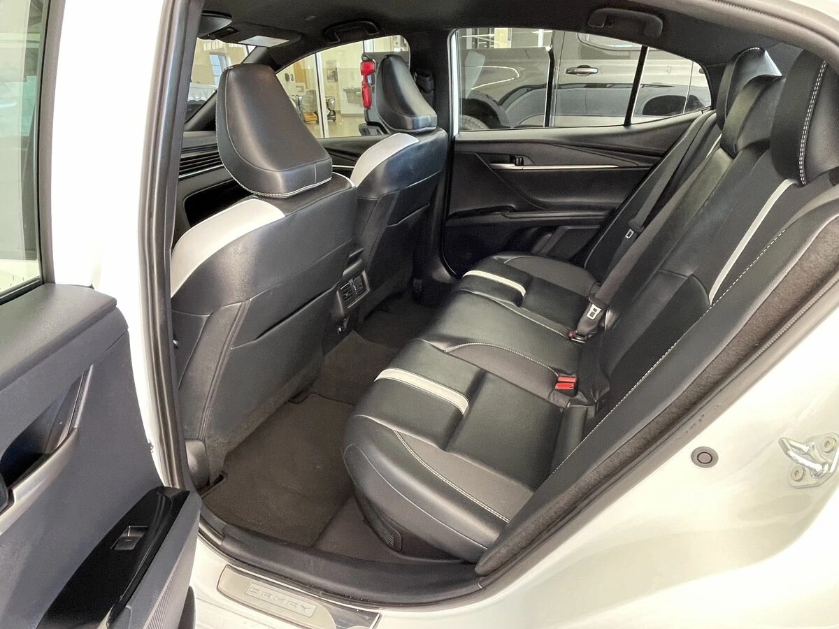 2025 Toyota Camry SE - Photo 14