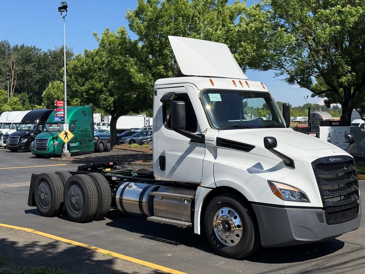 2027 Freightliner Cascadia — photo 3