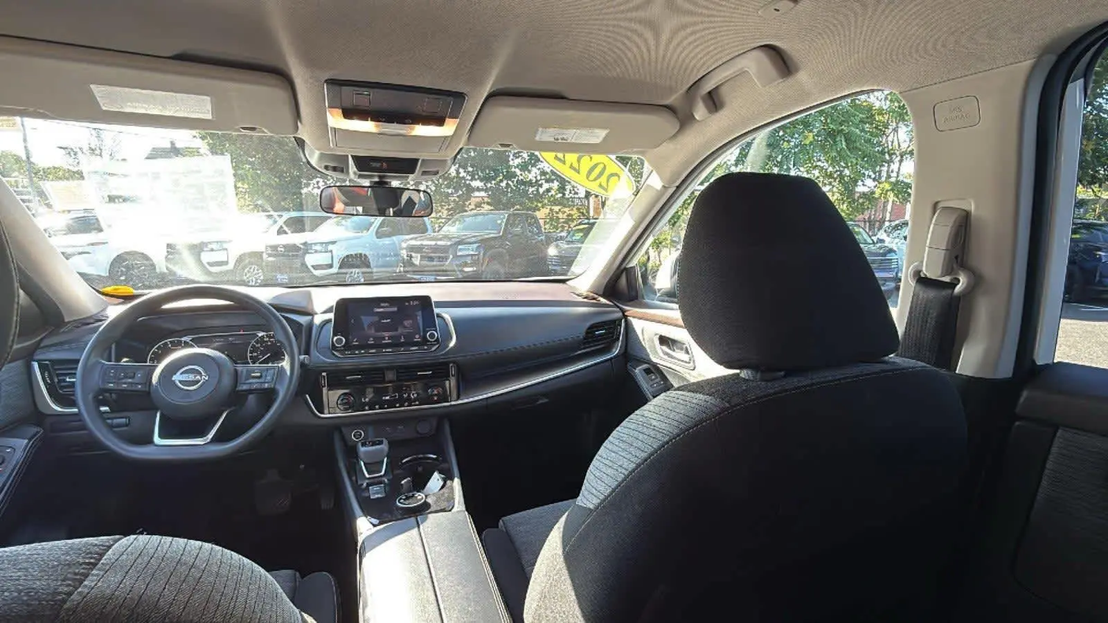 2022 Nissan Rogue SV photo 17