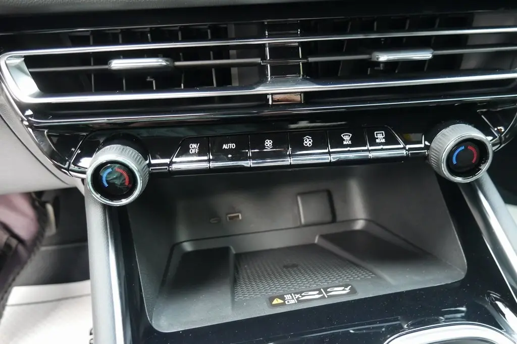 2026 Chevrolet Traverse 2LT photo 14