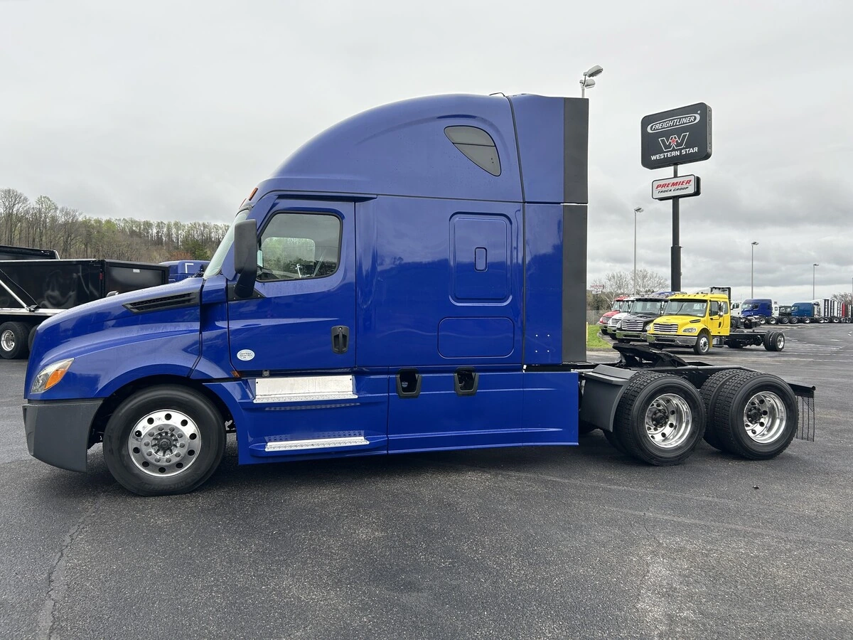 2022 Freightliner Cascadia - image 2