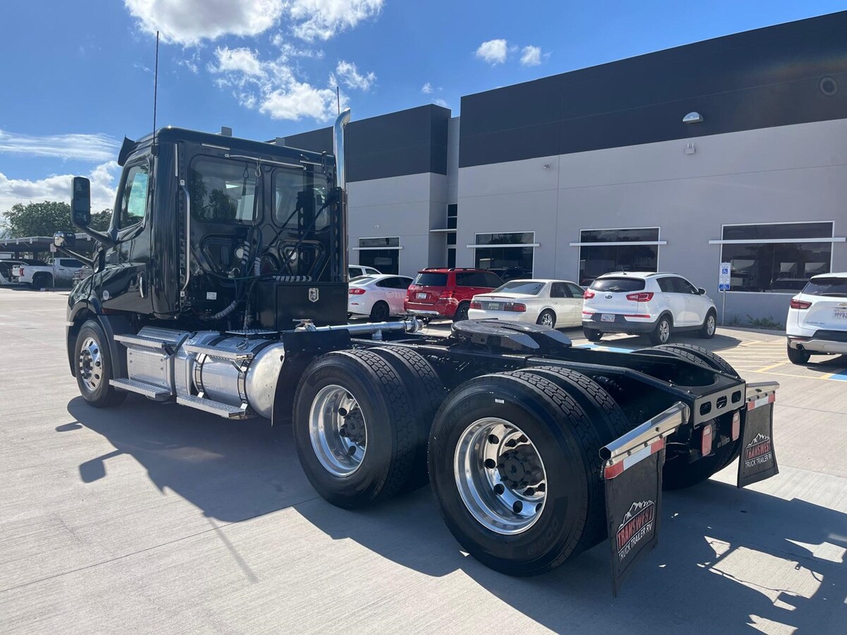 2020 Freightliner Cascadia in Phoenix, AZ — photo 3